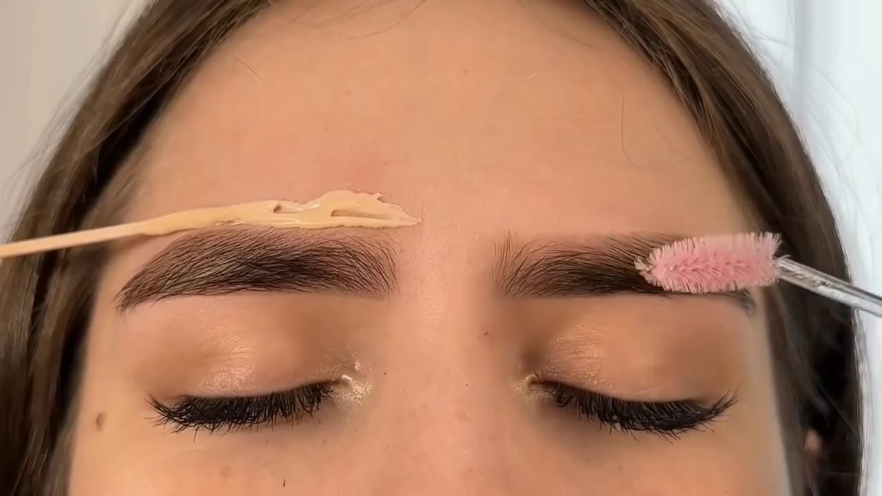 Corrección de cejas con cera