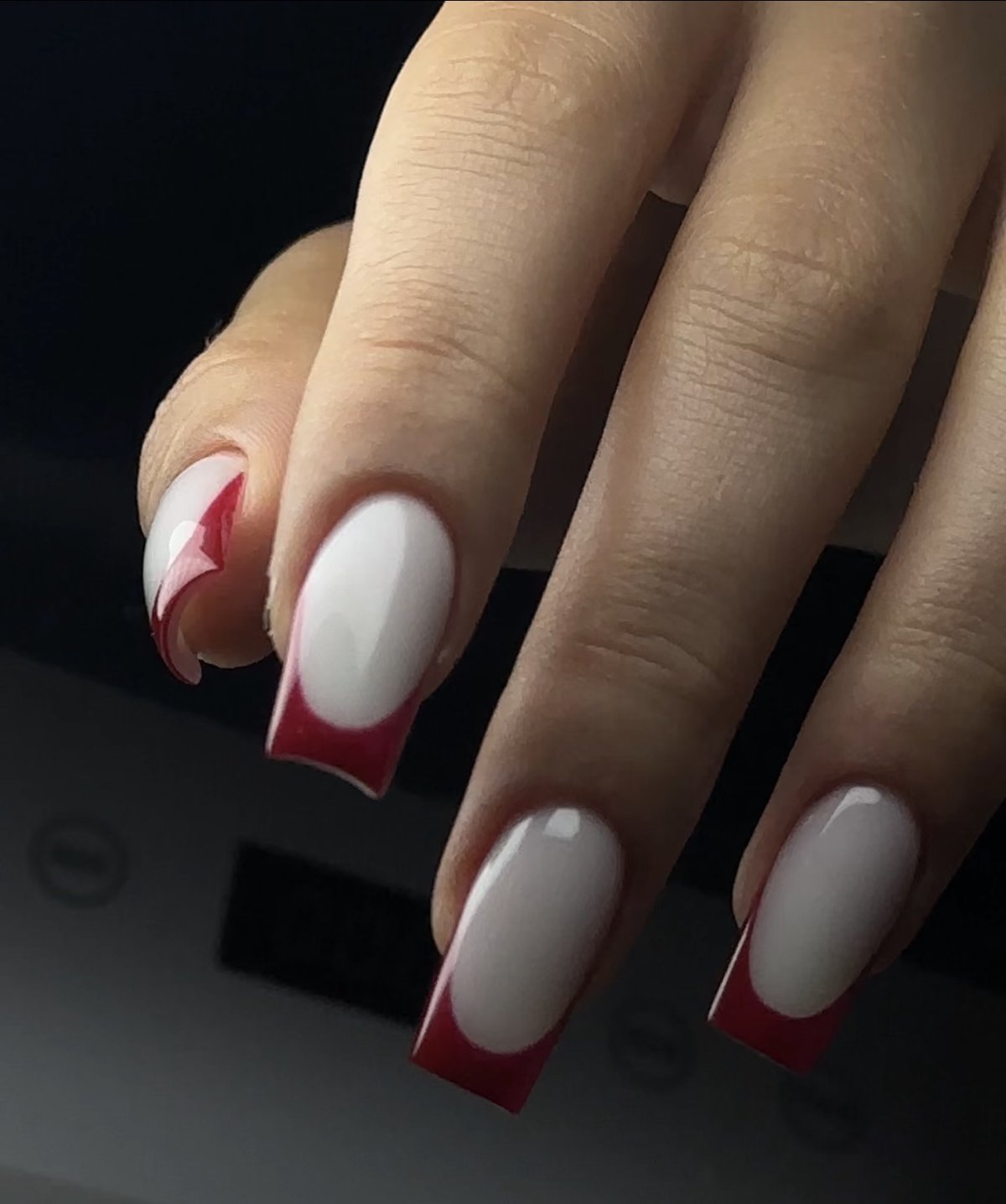 Francesa en burdeos y blanco sobre uñas largas cuadradas