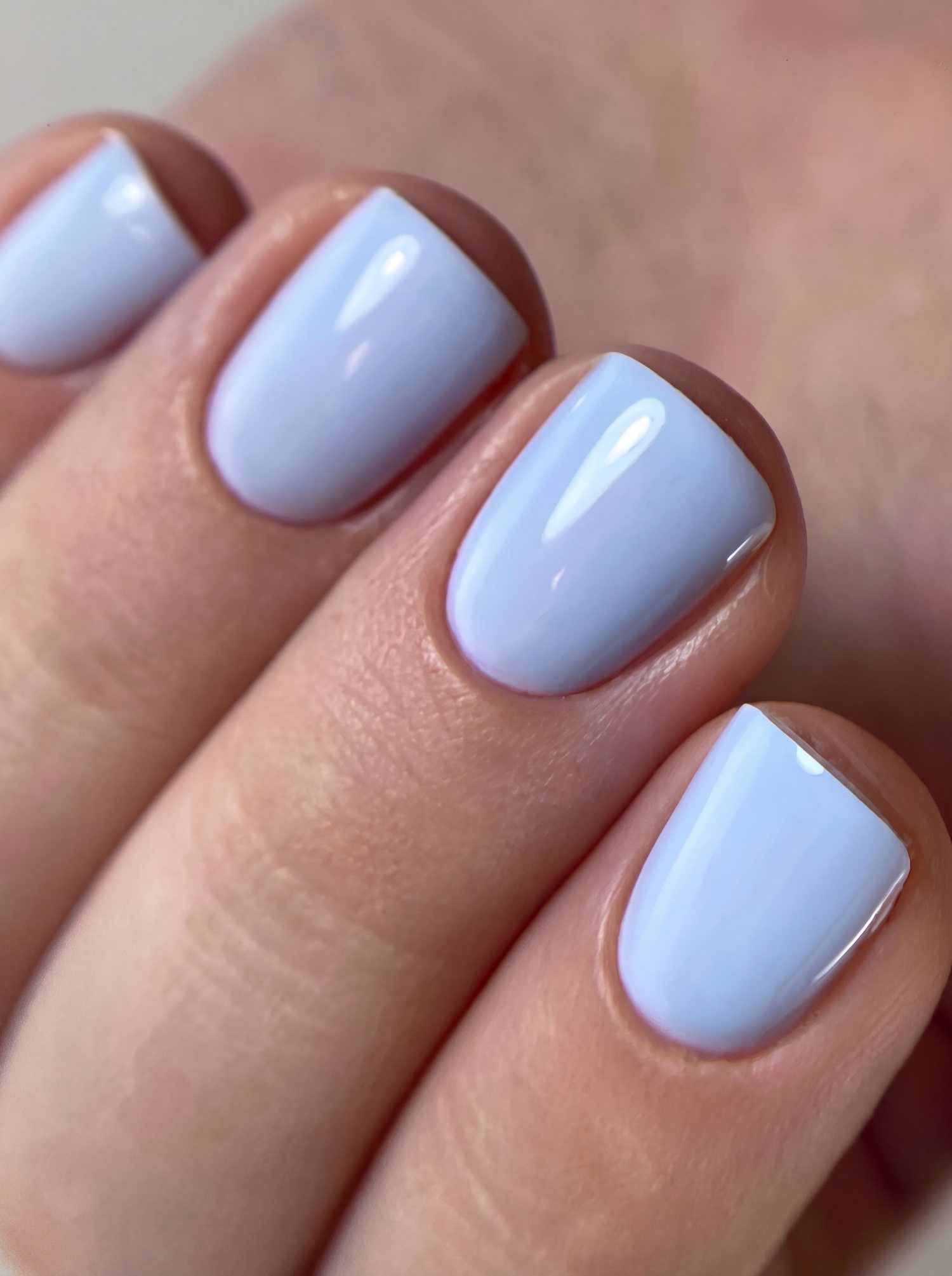 Uñas cortas esmaltadas en lila con acabado espejo