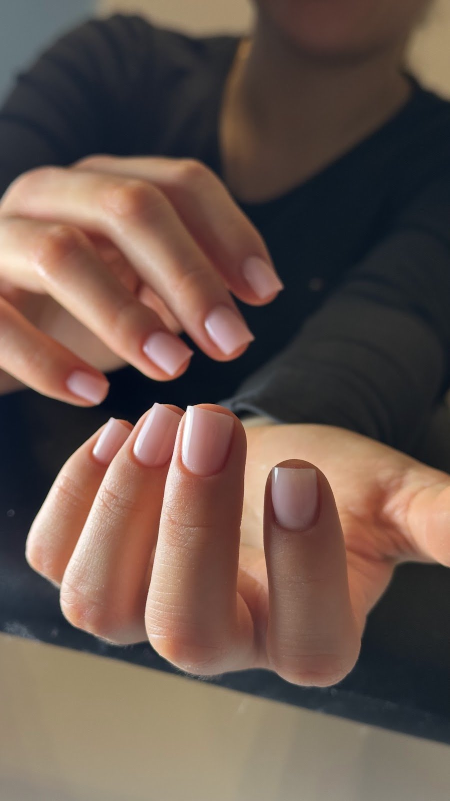 Manicura en proceso, uñas naturales preparadas antes del color