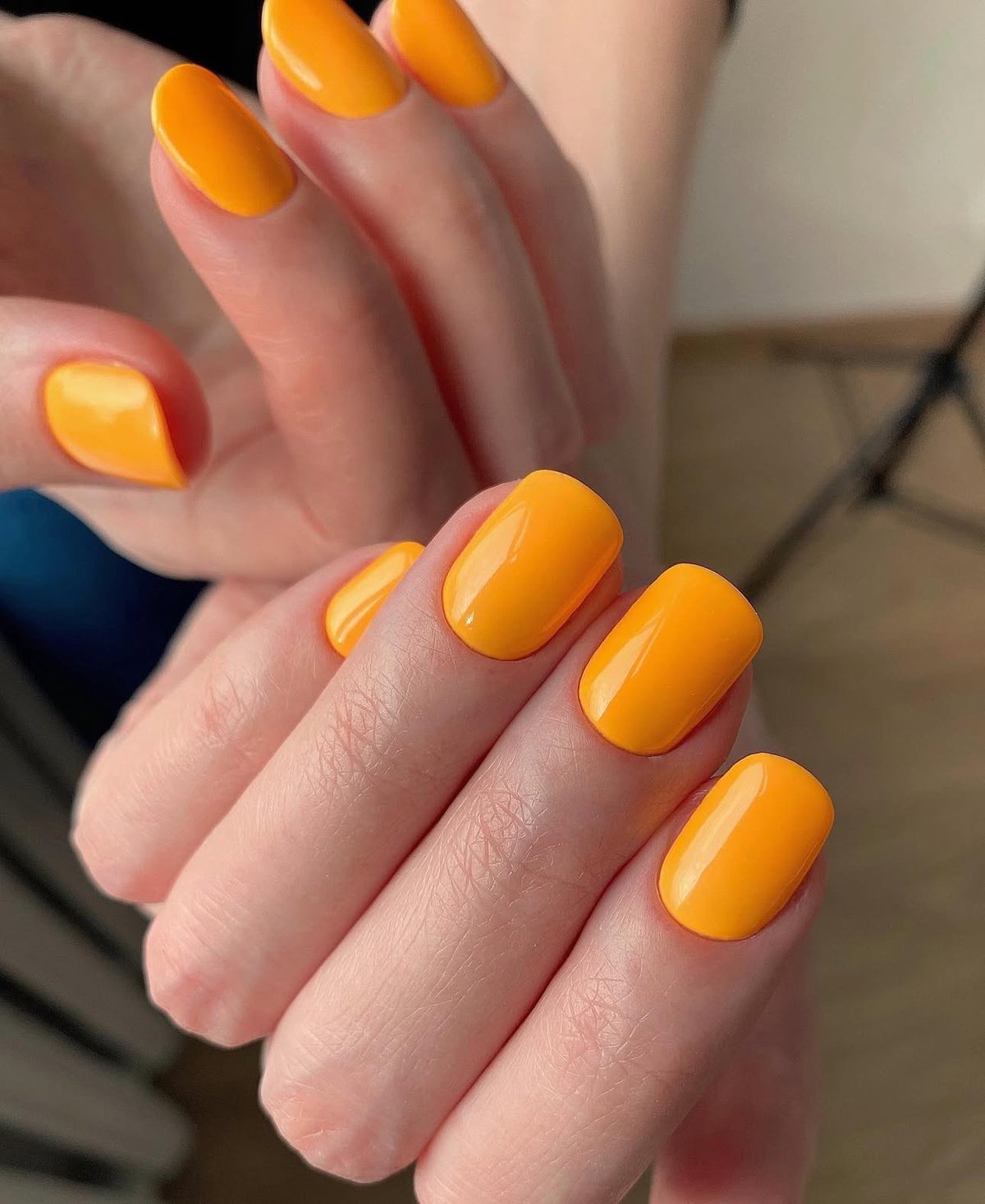 Manicura naranja sobre uñas cuadradas