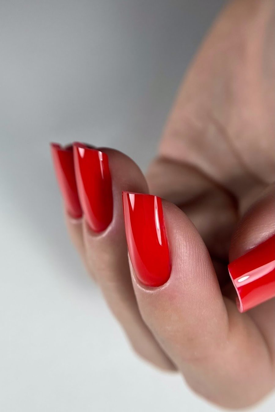 Uñas largas esmaltadas en rojo intenso
